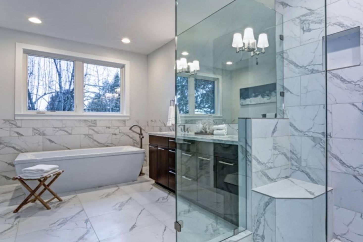 A modern bathroom with frameless shower glass.